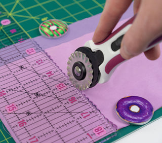 Needle and Bear Wave Rotary Cutter Blade (45mm)