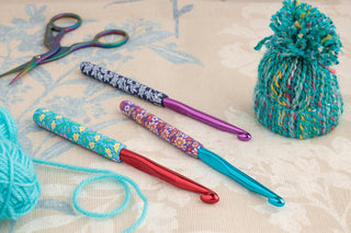 The Quilted Bear 12 Piece Ergonomic Crochet Hook Set -  2mm-8mm (Floral Print)