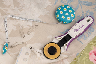 The Quilted Bear Retractable Tape Measure 150cm/60" (Daisies)