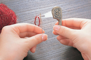 Clover Antique Yarn Threader