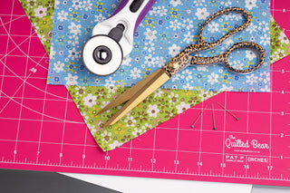The Quilted Bear Rotating Cutting Mat 7'' x 7'' (Pink)