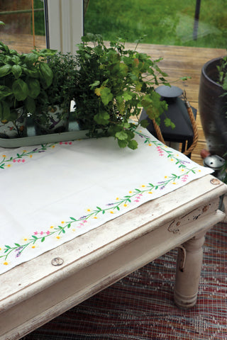 Trimits Embroidery Kit: Table Runner: Daisy Chain
