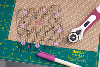 Needle and Bear Rotating Cutting Mat 12'' x 12'' (Green)